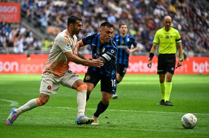 Striker AS Roma, Eldor Shomurodov, berduel dengan penyerang Inter Milan, Lautaro Martinez, dalam laga pekan ke-34 Liga Italia, Minggu (27/4/2025) di Giuseppe Meazza.