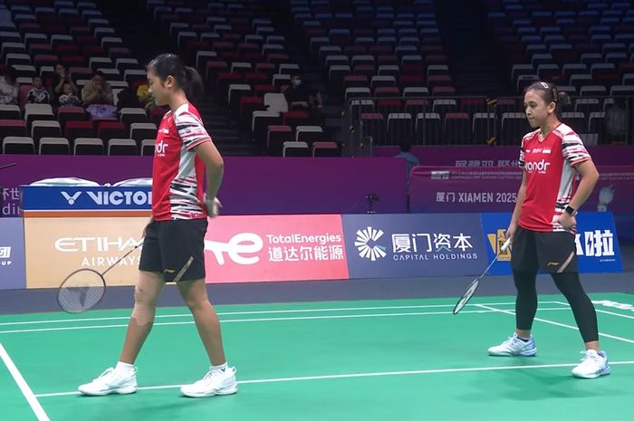 Ganda putri Indonesia, Febriana Dwipuji Kusuma/Amallia Cahaya Pratiwi saat tampil melawan wakil Inggris pada babak penyisihan grup D Sudirman Cup 2025 di Fenghuang Gymnasium, Xiamen, China, Minggu (27/4/2025).