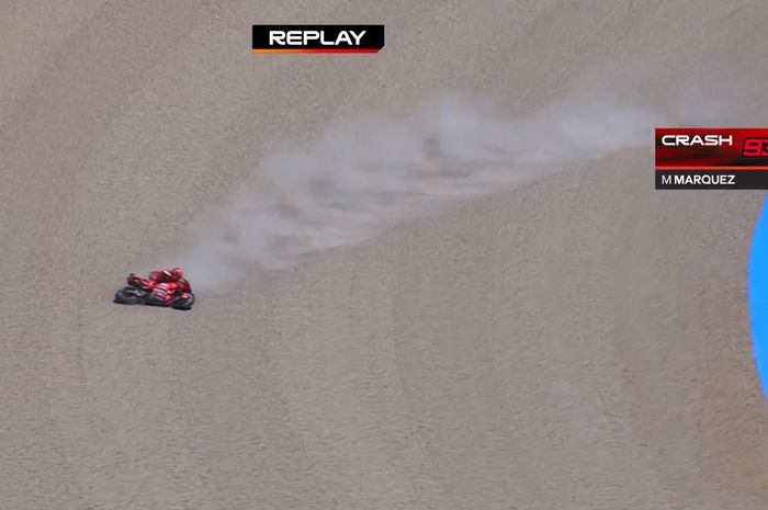 Momen Marc Marquez crash pada balapan utama MotoGP Spanyol 2025 di Sirkuit Jerez, Jerez de la Frontera, Spanyol, Minggu (27/4/2025).