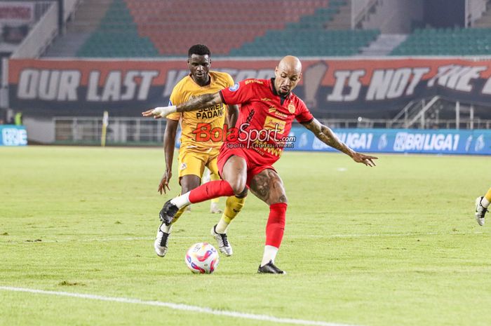 Gustavo Almeida (depan) sedang mengusai bola dan dibayangi Alhassan Wakaso (belakang) dalam laga pekan ke-30 Liga 1 2024/2025 antara Persija Jakarta versus Semen Padang di Stadion Pakansari, Bogor, Jawa Barat, Minggu (27/4/2025) malam.