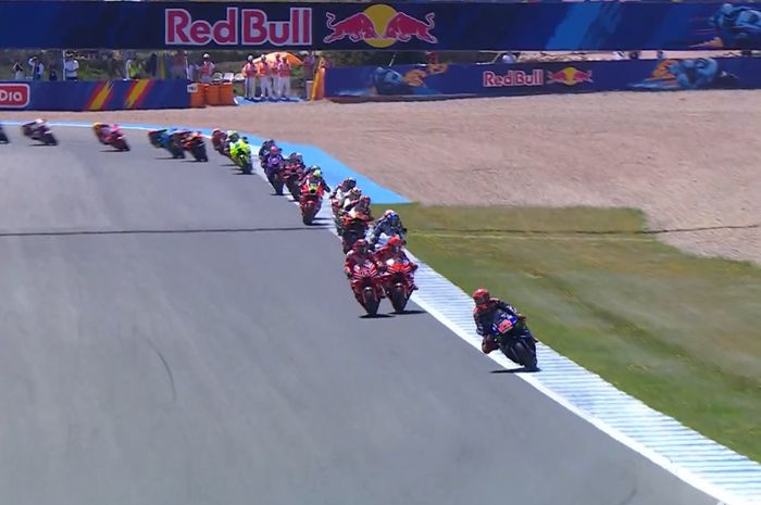 Momen Marc Marquez sempat senggol Francesco Bagnaia pada perebutan kedua sebelum crash di MotoGP Spanyol 2025 di Sirkuit Jerez, Jerez de la Frontera, Spanyol, Minggu (27/4/2025).