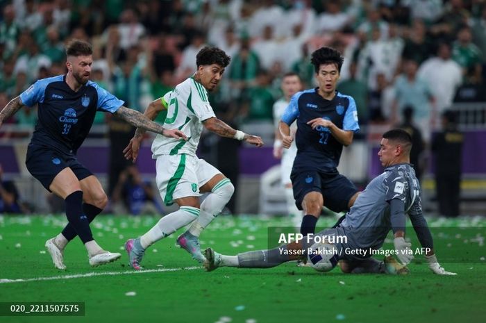 Aksi Roberto Firmino dari Al Ahli selama pertandingan perempat final Liga Champions Asia Elite melawan Buriram United.