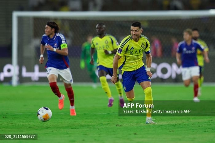 Cristiano Ronaldo dari Al Nassr mengontrol bola dalam pertandingan perempat final Liga Champions Asia Elite melawan Yokohama F. Marinos.