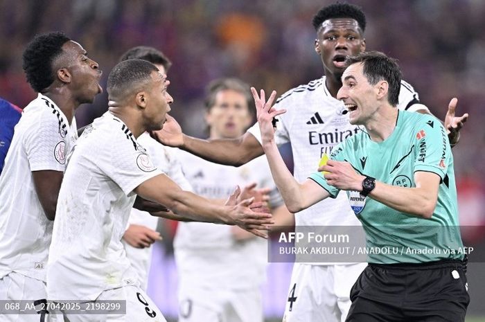 Kylian Mbappe (kiri) dari Real Madrid memprotes wasit Ricardo De Burgos Bengoetxea (kanan) setelah dianggap melakukan pelanggaran di laga final Copa del Rey 2025 melawan Barcelona.