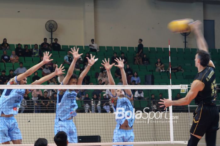 Opposite Jakarta Bhayangkara Presisi, Kyle Russell, melakukan spike ke arah pertahanan Surabaya Samator pada laga putaran kedua final four Proliga 2025 di GOR Jatidiri, Semarang, Jawa Tengah, 27 April 2025.