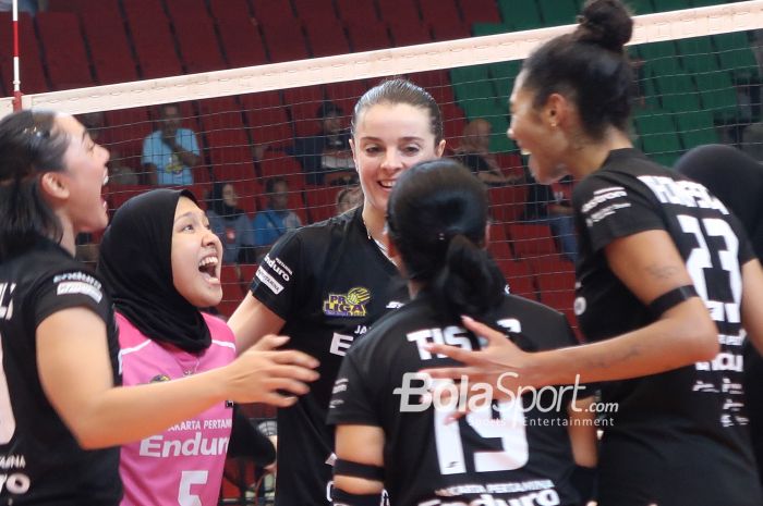 Para pemain Jakarta Pertamina Enduro saat menghadapi Jakarta Electric PLN pada putaran kedua final four Proliga 2025 di GOR Jatidiri, Semarang, Jawa Tengah, 27 April 2025.