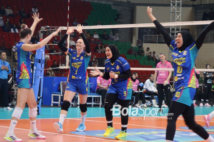 Reaksi para pemain Jakarta Electric PLN saat menghadapi Jakarta Pertamina Enduro pada putaran kedua final four Proliga 2025 di GOR Jatidiri, Semarang, Jawa Tengah, 27 April 2025.