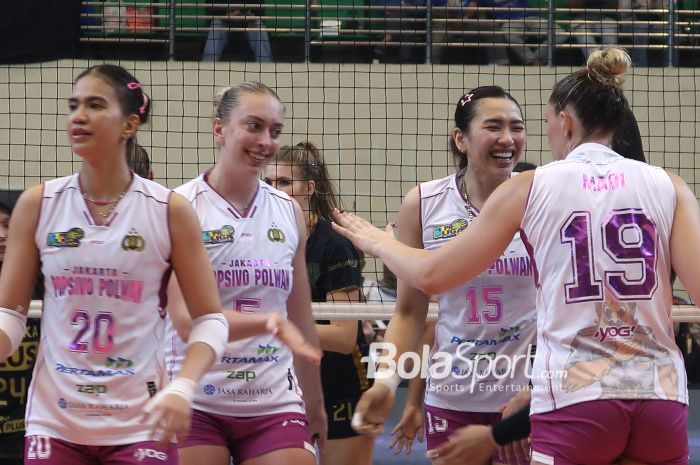 Reaksi para pemain Jakarta Popsivo Polwan saat melawan Gresik Petrokimia Pupuk Indonesia pada laga putaran kedua final four Proliga 2025 di GOR Jatidiri, Semarang, Jawa Tengah, 26 April 2025.