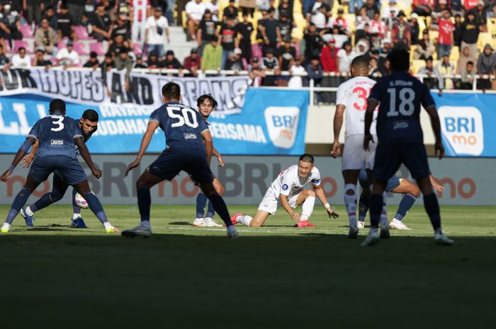 Suasana Pertandingan Persis Solo VS Persita Tangerang dalam laga pekan ke-30 Liga 1 2024/2025, di Stadion Manahan, Solo,  Minggu (27/4/2025).