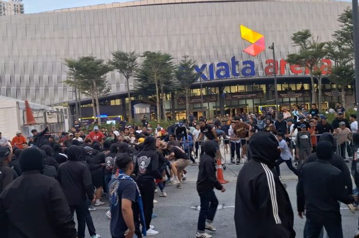 Insiden perkelahian yang terjadi antara dua kubu suporter di kompleks Stadion Nasional Bukit Jalil (SNBJ).