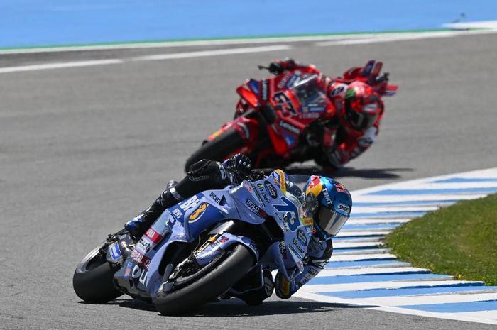 Pembalap BK8 Gresini Racing, Alex Marquez dan Francesco Bagnaia (Ducati Lenovo) dalam Sprint MotoGP Spanyol 2025