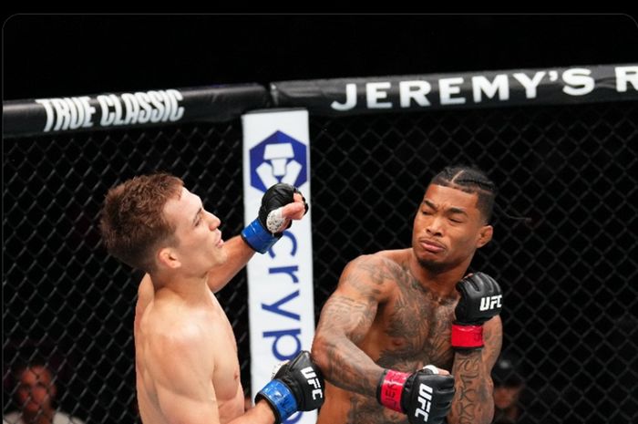 Salah satu bentrokan di kartu pembuka UFC Kansas City yang mempertemukan Malcolm Wellmaker (kanan) dan Cameron Saaiman (kiri), di mana kartu ini juga diwarnai munculnya jurus lutut terbang.