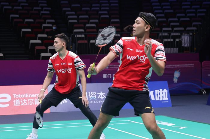 Pasangan ganda putra Indonesia, Fajar Alfian/Muhammad Rian Ardianto, pada partai pertama Sudirman Cup 2025 melawan Inggris di Xiamen Fenghuang Gymnasium, China, Minggu (27/4/2025).