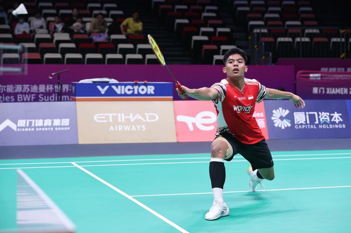 Pebulu tangkis tunggal putra Indonesia, Moh Zaki Ubaidillah, pada partai ketiga penyisihan Grup D Sudirman Cup 2025 melawan Inggris di Xiamen Fenghuang Gymnasium, China, Minggu (27/4/2025).