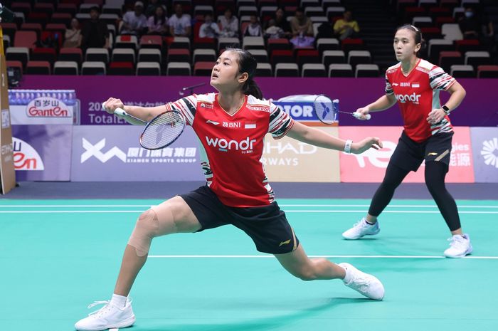 Ganda putri Indonesia, Febriana Dwipuji Kusuma/Amallia Cahaya Pratiwi saat tampil melawan wakil Inggris pada babak penyisihan grup D Sudirman Cup 2025 di Fenghuang Gymnasium, Xiamen, China, Minggu (27/4/2025).