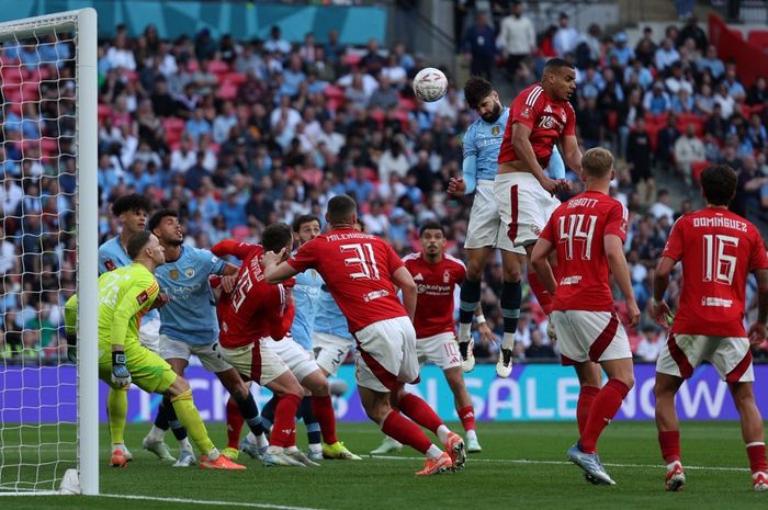 Momen gol Josko Gvardiol ke gawang Nottingham Forest dalam kemenangan Man City di semifinal Piala FA 2024-2025.