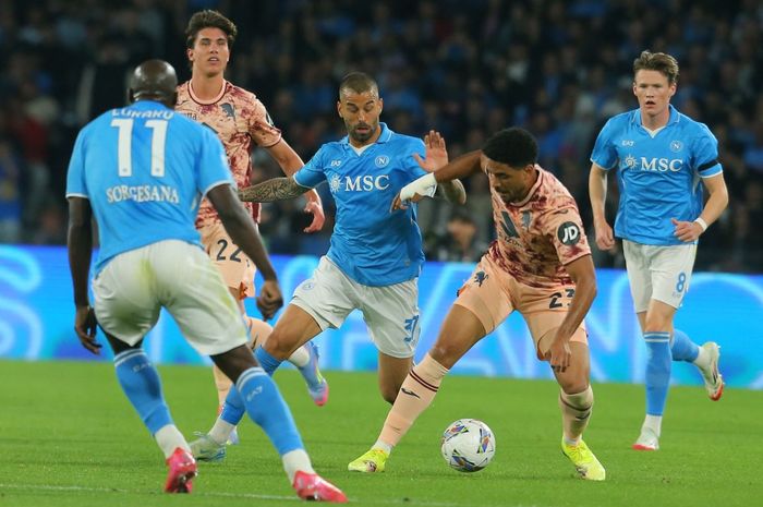 Napoli berhasil menguasai puncak klasemen Liga Italia dengan margin 3 poin dari Inter Milan berkat kemenangan 2-0 atas Torino.