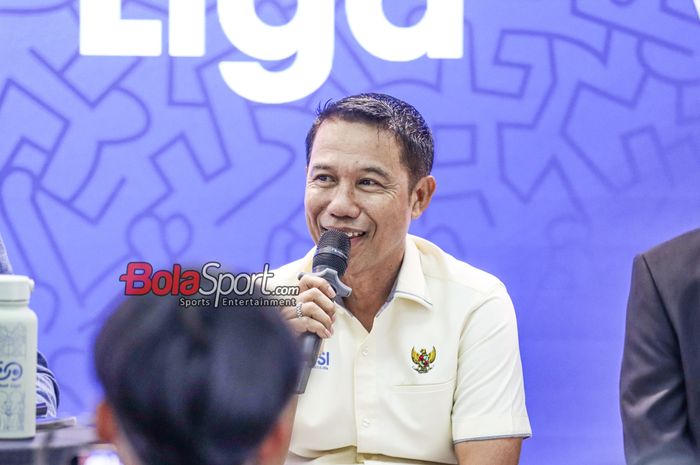 Sekretaris Jendral PSSI, Yunus Nusi, saat hadir dalam sesi jumpa pers di Menara Mandiri 2, Sudirman, Jakarta, Senin (28/4/2025) siang.
