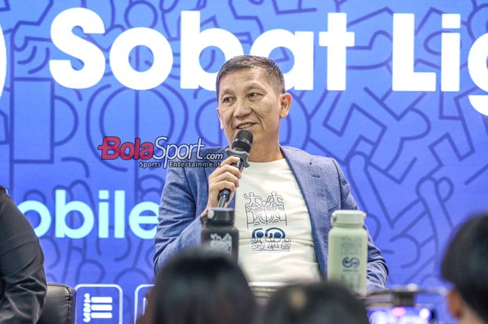 Direktur Utama PT LIB (Liga Indonesia Baru), Ferry Paulus, saat hadir dalam sesi jumpa pers di Menara Mandiri 2, Sudirman, Jakarta, Senin (28/4/2025) siang.