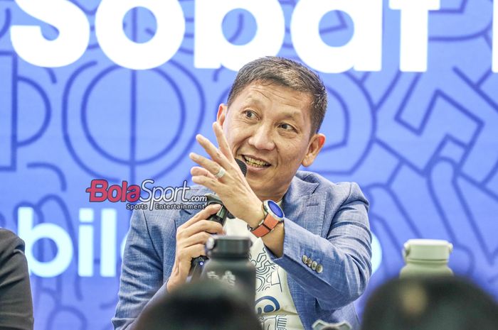 Direktur Utama PT LIB (Liga Indonesia Baru), Ferry Paulus, saat hadir dalam sesi jumpa pers di Menara Mandiri 2, Sudirman, Jakarta, Senin (28/4/2025) siang.