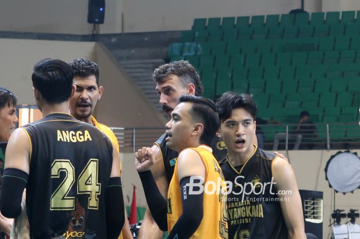 Tim Jakarta Bhayangkara Presisi saat menghadapi Surabaya Samator pada putaran kedua final four Proliga 2025 di GOR Jatidiri, Semarang, Jawa Tengah, 27 April 2025.