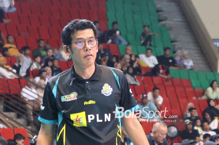 Pelatih Jakarta Electric PLN, Chamnan Dokmai, saat mendampingi anak asuhnya menghadapi Jakarta Pertamina Enduro pada putaran kedua final four Proliga 2025 di GOR Jatidiri, Semarang, Jawa Tengah, 27 April 2025.