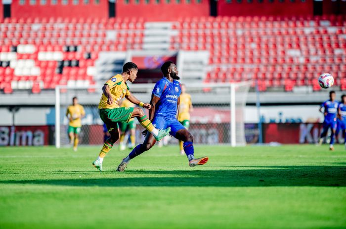 Suasana pertandingan Arema FC vs Persebaya Surabaya