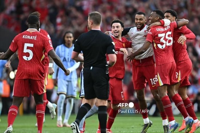 Para pemain Liverpool merayakan momen juara Liga Inggris 2024-2025 selepas laga kontra Tottenham Hotspur usai di Stadion Anfield.