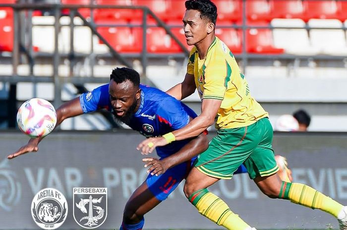 Suasana pertandingan antara Arema FC vs Persebaya di Stadion Kapten I Wayan Dipta Gianyar, Bali, Senin (28/4/2025)