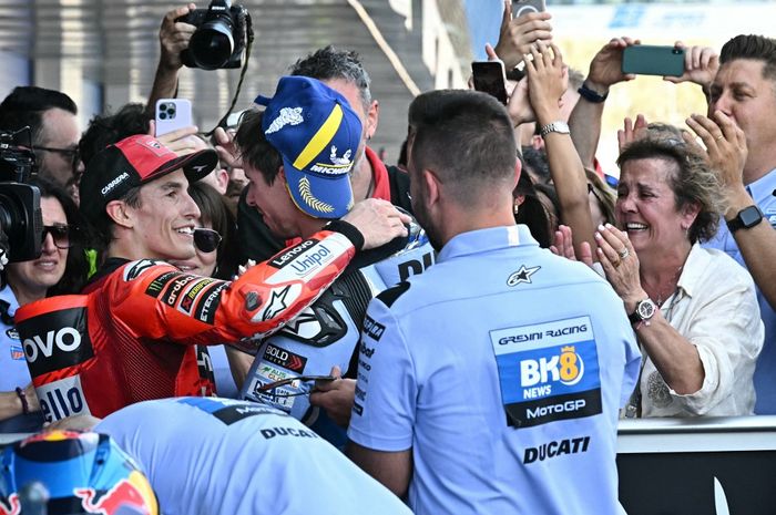 Marc Marquez (kanan) mengucapkan selamat kepada adiknya Alex Marquez (kiri) usai memenangi MotoGP Spanyol 2025, Minggu (27/4/2025)