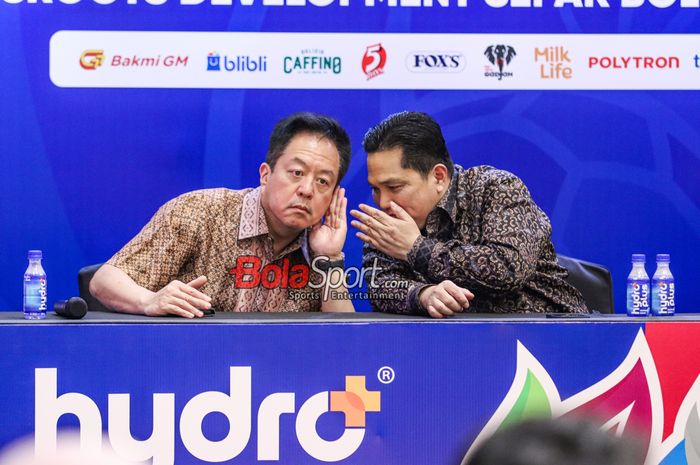 Ketua Umum PSSI, Erick Thohir (kanan), sedang berkomunikasi dengan Victor Hartono (kiri) selaku President Director of Djarum Foundation di Menara Danareksa, Gambir, Jakarta, Selasa (29/4/2025).