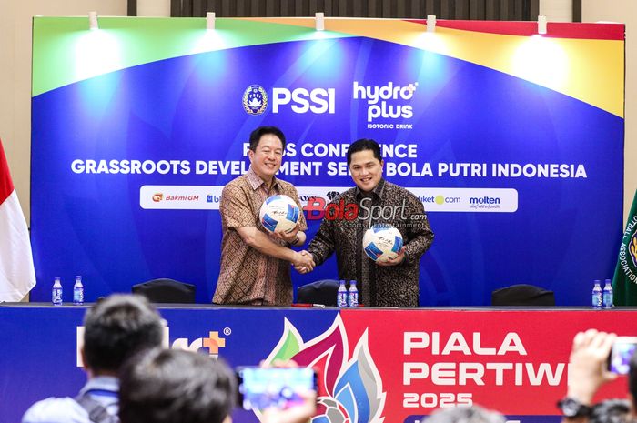 Ketua Umum PSSI, Erick Thohir (kanan), sedang berfoto bersama dengan Victor Hartono (kiri) selaku President Director of Djarum Foundation dalam sesi jumpa pers Piala Pertiwi 2025 di Menara Danareksa, Gambir, Jakarta, Selasa (29/4/2025).