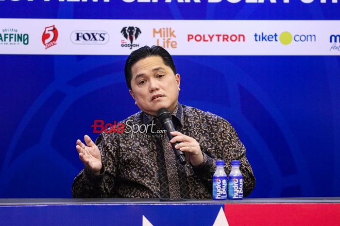 Ketua Umum PSSI, Erick Thohir, sedang memberikan keterangan kepada awak media di Menara Danareksa, Gambir, Jakarta, Selasa (29/4/2025).