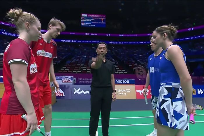 (Ki-Ka) Jesper Toft/Amalie Magelund dari Denmark dan Callum Hemming/Estelle van Leeuwen dari Inggris saling berhadapan jelang pertandingan Sudirman Cup 2025 di Xiamen, China, 29 April 2025.