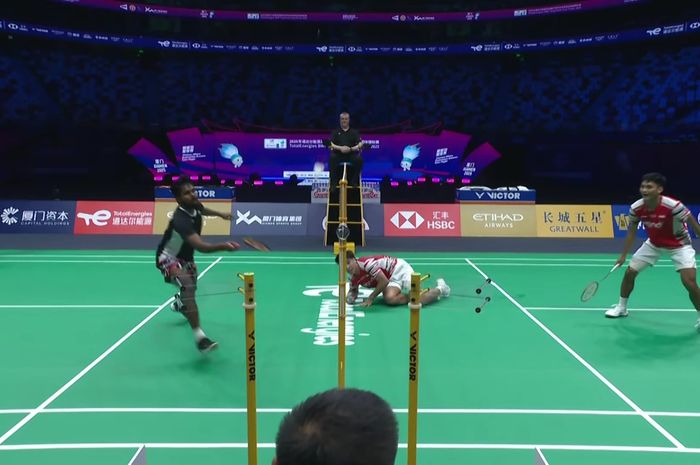 Momen ganda putra Indonesia, Daniel Marthin, harus melakukan diving untuk mengembalikan bola saat bersama Muhammad Shohibul Fikri menghadapi Hariharan Amsakarunan/Ruban Kumar Rethinasabaphati dari India pada laga penyisihan Grup D Sudirman Cup 2025 di Xiamen, China, 29 April 2025.
