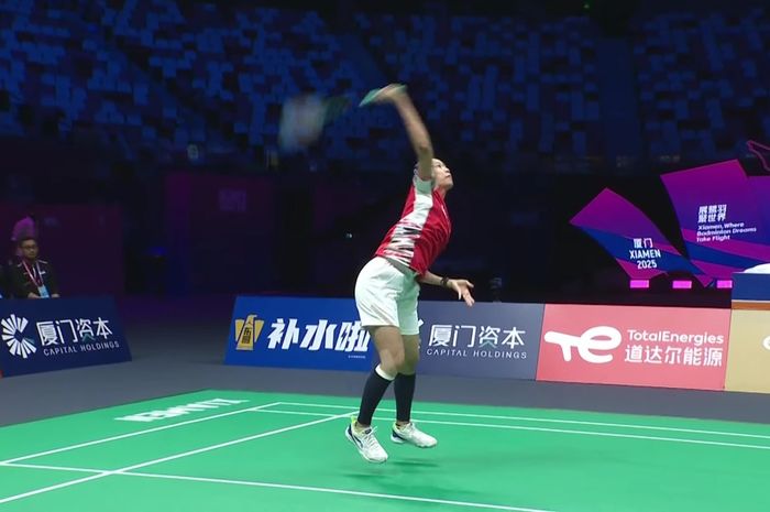 Tunggal putri Indonesia, Putri Kusuma Wardani, saat menghadapi Pusarla Venkata Sindhu dari India pada laga penyisihan Grup D Sudirman Cup 2025 di Xiamen, China, 29 April 2025.