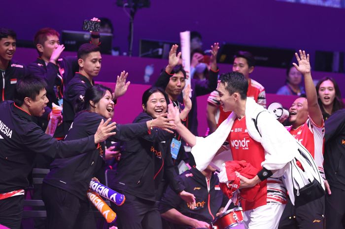 Jonatan Christie melakukan tos dengan tim Indonesia setelah memenangi pertandingan melawan Prannoy H.S (India) pada laga babak penyisihan grup Sudirman Cup 2025.