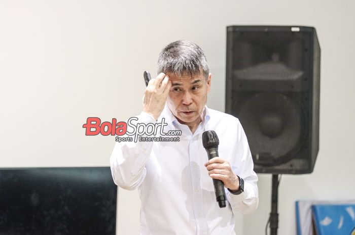 Wakil Ketua Komite Wasit PSSI, Yoshiwi Ogawa, sedang memberikan keterangan kepada awak media di GBK Arena, Senayan, Jakarta, Rabu (30/4/2025). Ogawa bertanggung jawab atas kualitas wasit Liga 1. 