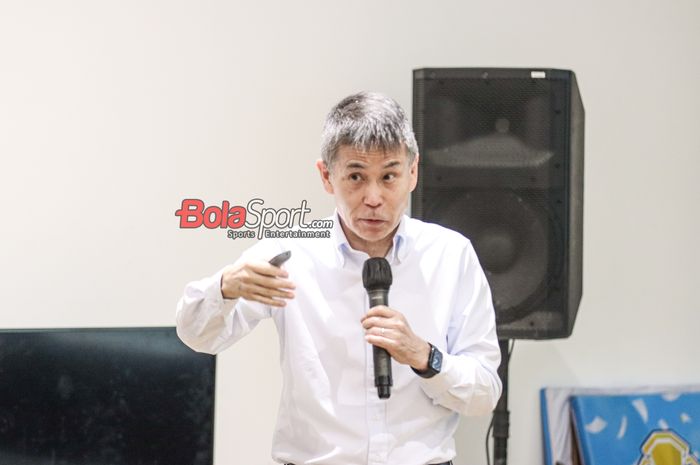 Wakil Ketua Komite Wasit PSSI, Yoshiwi Ogawa, sedang memberikan keterangan kepada awak media di GBK Arena, Senayan, Jakarta, Rabu (30/4/2025).