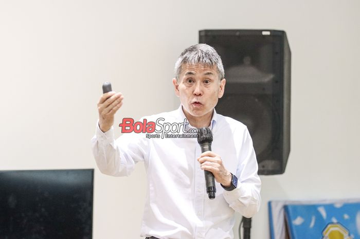 Wakil Ketua Komite Wasit PSSI, Yoshiwi Ogawa, sedang memberikan keterangan kepada awak media di GBK Arena, Senayan, Jakarta, Rabu (30/4/2025).