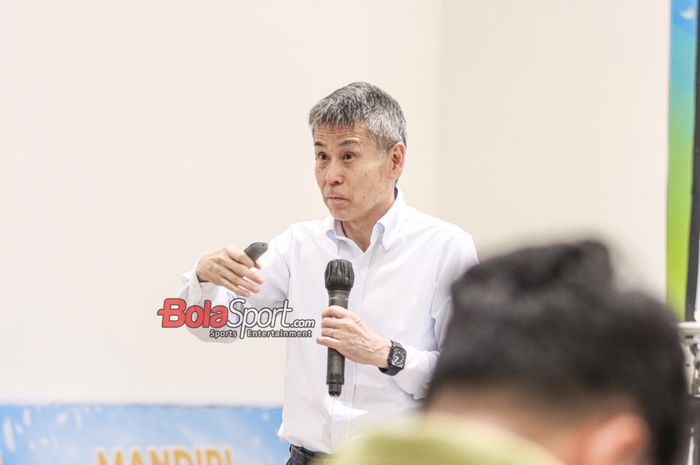 Wakil Ketua Komite Wasit PSSI, Yoshiwi Ogawa, sedang memberikan keterangan kepada awak media di GBK Arena, Senayan, Jakarta, Rabu (30/4/2025).
