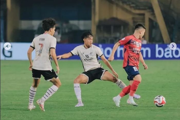 Suasana pertandingan semifinal ASEAN Club Championship 2025 antara CAHN FC melawan PSM Makassar.