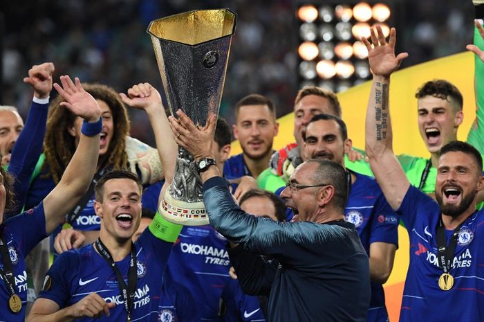 Maurizio Sarri saat membawa Chelsea juara Liga Europa dengan mengalahkan Arsenal pada final di Baku, Azerbaijan (29/5/2019). Sarri kini masuk daftar calon pelatih baru AC Milan.