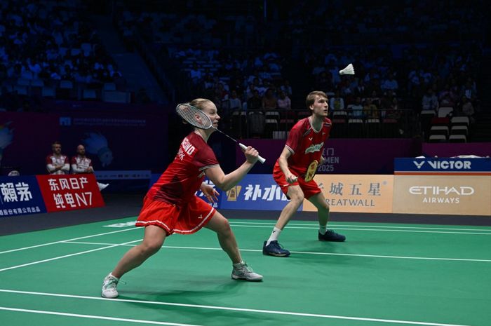 Pasangan ganda campuran Denmark, Jesper Toft/Amalie Magelund, pada partai pertama penentuan Juara Grup D Sudirman Cup 2025 vs Indonesia di Xiamen Fenghuang Gymnasium, China, Kamis (1/5/2025).