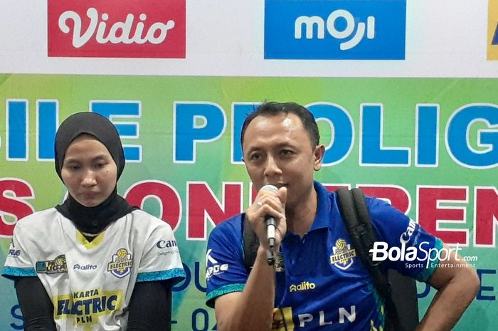 Asisten pelatih Jakarta Electric PLN, Alim Suseno bersama Ersandrina Devega Salsabila (outside hitter) setelah kemenangan atas Jakarta Popsivo Polwan pada lanjutan final four Proliga 2025 di Sritex Arena, Solo, Jawa Tengah, Kamis (1/5/2025).