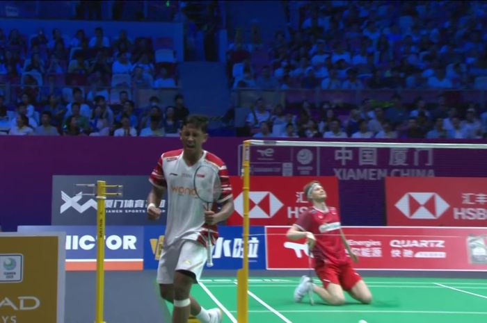 Reaksi Alwi Farhan saat menghadapi Anders Antonsen pada partai tunggal putra Indonesia vs Denmark di babak penyisihan Grup D Sudirman Cup 2025 di Xiamen, China, 1 Mei 2025.
