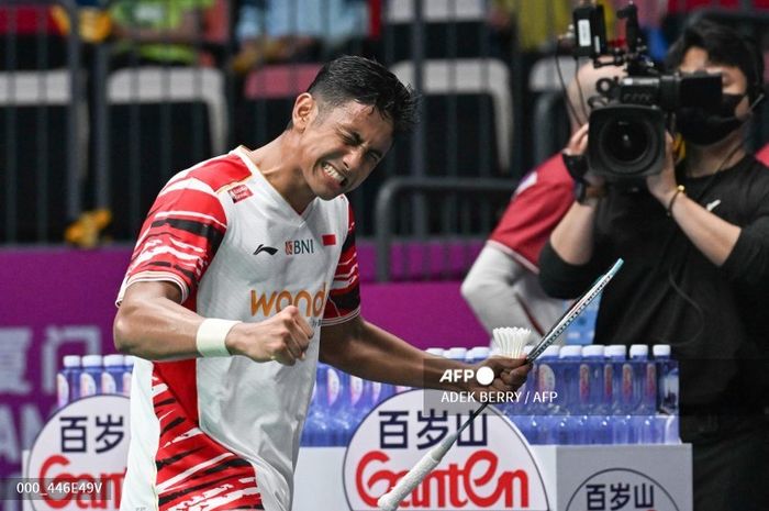 Pebulu tangkis tunggal putra Indonesia, Alwi Farhan, merayakan kemenangan atas wakil Denmark, Anders Antonsen, di Sudirman Cup 2025.