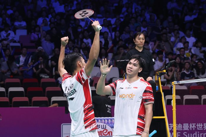 Selebrasi ganda putra Indonesia, Muhammad Shohibul Fikri/Daniel Marthin, setelah meraih kemenangan dalam pertandingan menghadapi Denmark di babak penyisihan Grup D Sudirman Cup 2025 di Xiamen, China, 1 Mei 2025.