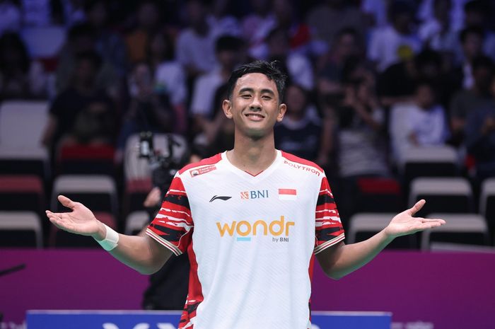 Tunggal putra Indonesia, Alwi Farhan, berpose setelah kemenangan atas Anders Antonsen (Denmark) dalam laga fase grup D di Fenghuang Gymnasium, Xiamen, China, Kamis (1/5/2025).