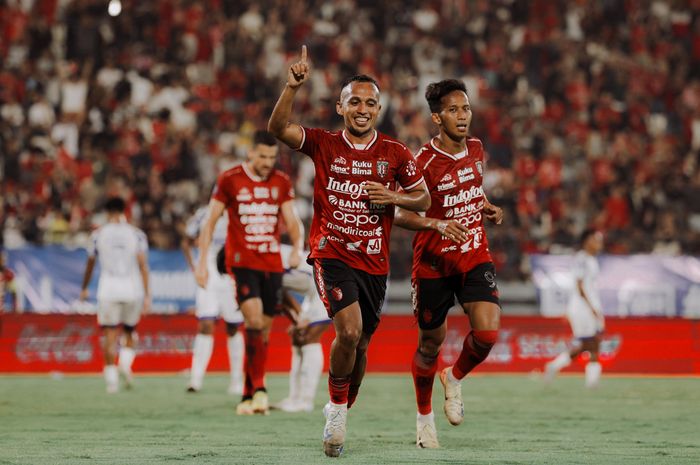 Para pemain Bali United saat selebrasi seusai mencetak gol ke gawang PSIS Semarang dalam laga pekan ke-31 Liga 1 2024/2025, di Stadion Kapten I Wayan Dipta, Gianyar, Bali, Kamis (1/5/2025).